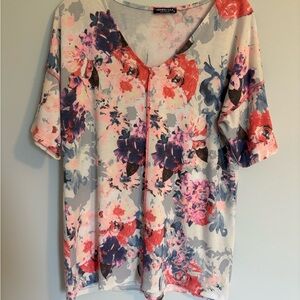 HEIMISH USA Short Sleeve Top Small Watercolor V-neck NWOT